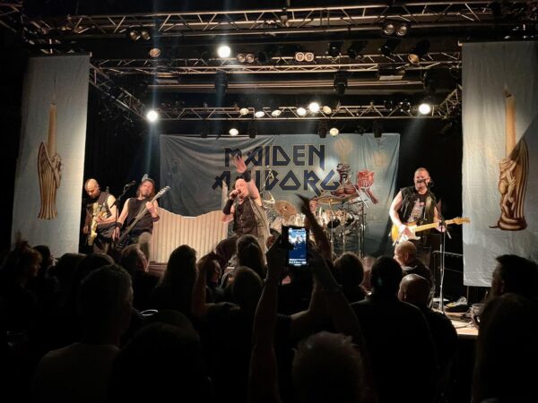 BandShoppen.dk bagtæppe, backdrop, scenetæppe Bandet Maiden Aalborg Live