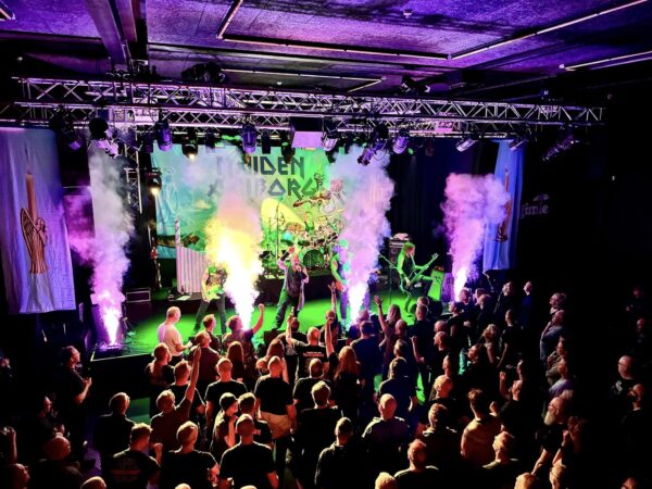 BandShoppen.dk bagtæppe, backdrop, scenetæppe Billede fra bandet Maiden Aalborg Live